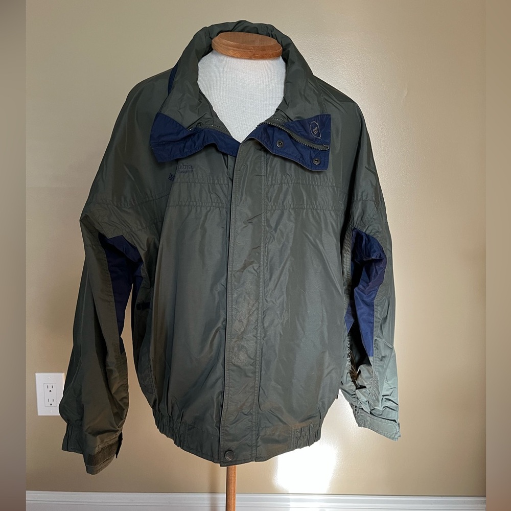 Columbia Sportswear Co. Men's XL Green / Blue Water Resistant Jacket. Pre-owned